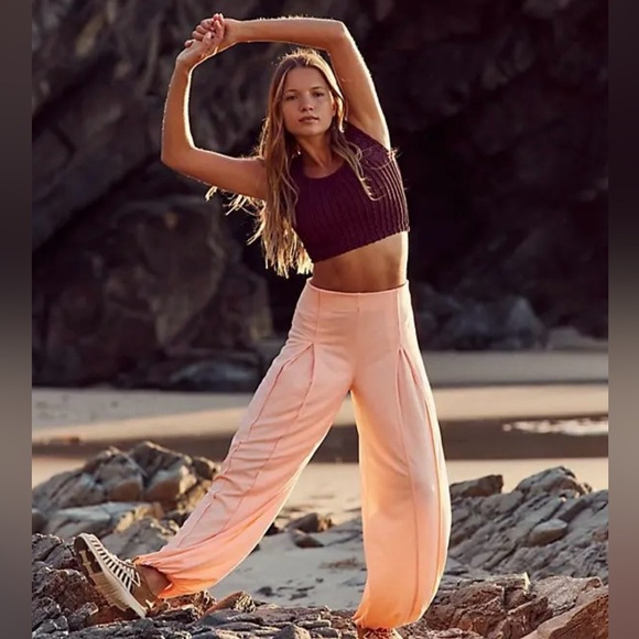 *NWOT* FP Movement Find Your Flow Pants - Pastel Peach - Picture 1 of 8